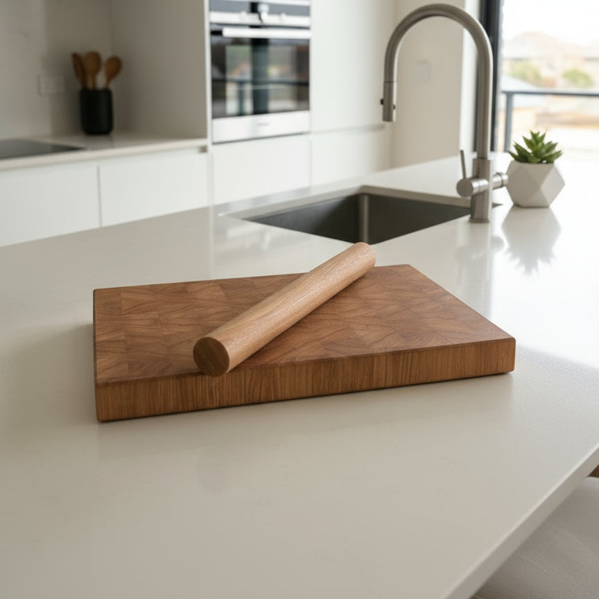 Nudelholz auf Schneidebrett Teigroller