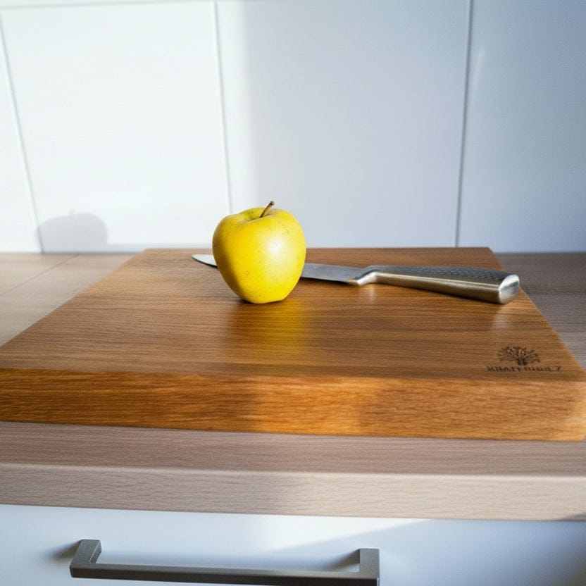 Schneidebrett Längsholz Eichenholz mit Apfel und Messer in Küche