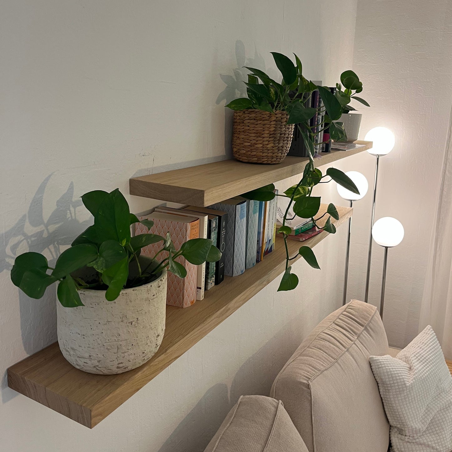 Zwei Wandregale Eiche Detailansicht im Wohnzimmer