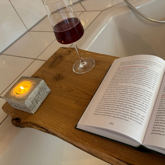Kraterholz Badewannenbrett aus Holz mit Buch, Kerze und Weinglas auf der Badewanne