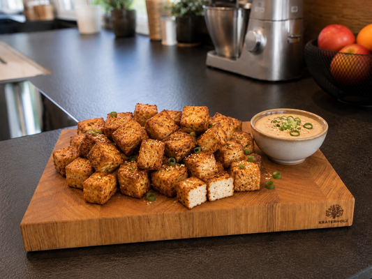 Crispy Tofu mit Dip aus Airfryer auf Schneidebrett in Küche
