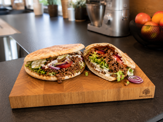 Döner auf Schneidebrett in küche