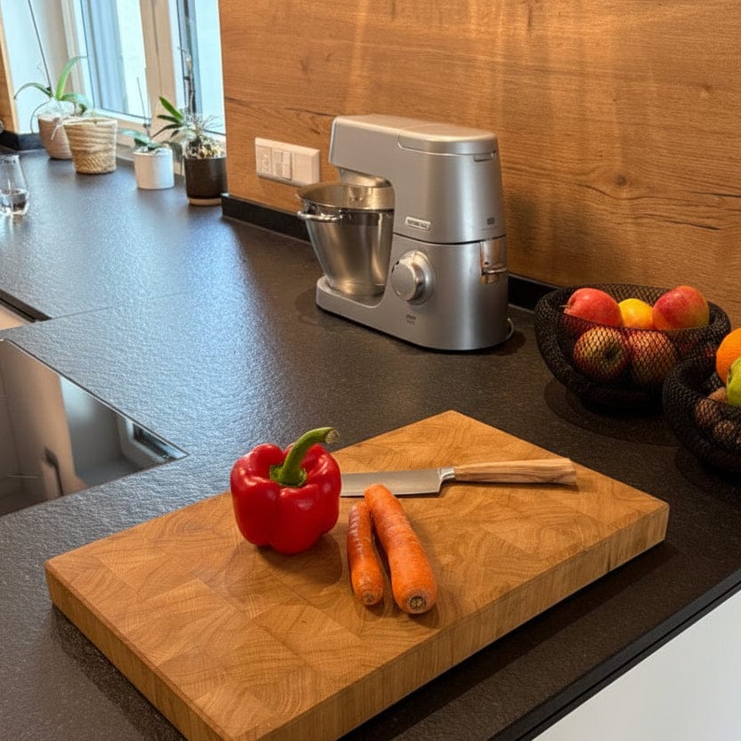 Großes Stirnholz-Schneidebrett aus Eiche mit Gemüse und Messer für Meal Prep