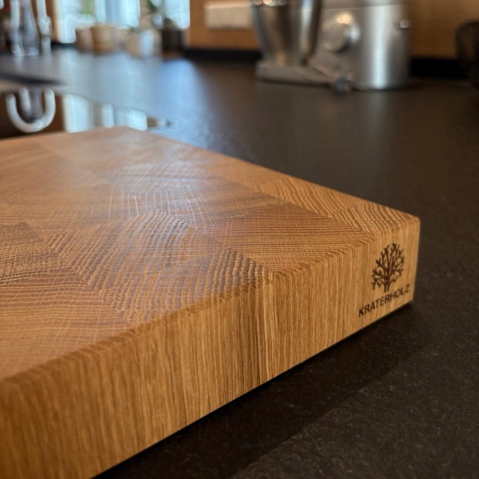 Detailaufnahme eines Kraterholz Stirnholz-Schneidebretts aus Eiche mit Logo