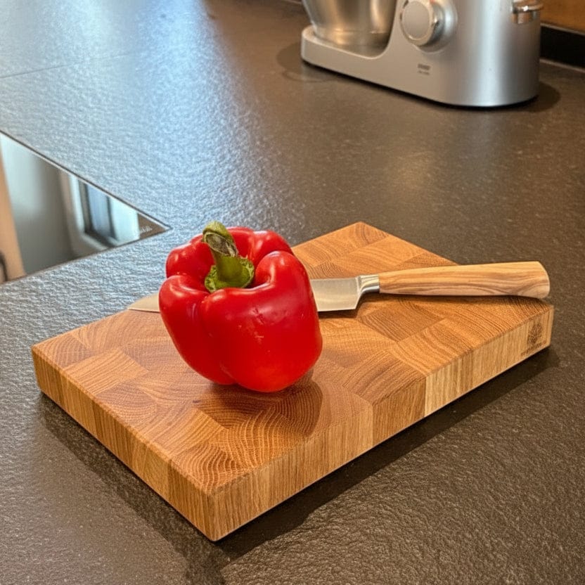 Kraterholz Stirnholz-Schneidebrett aus Eiche mit Paprika und Santokumesser