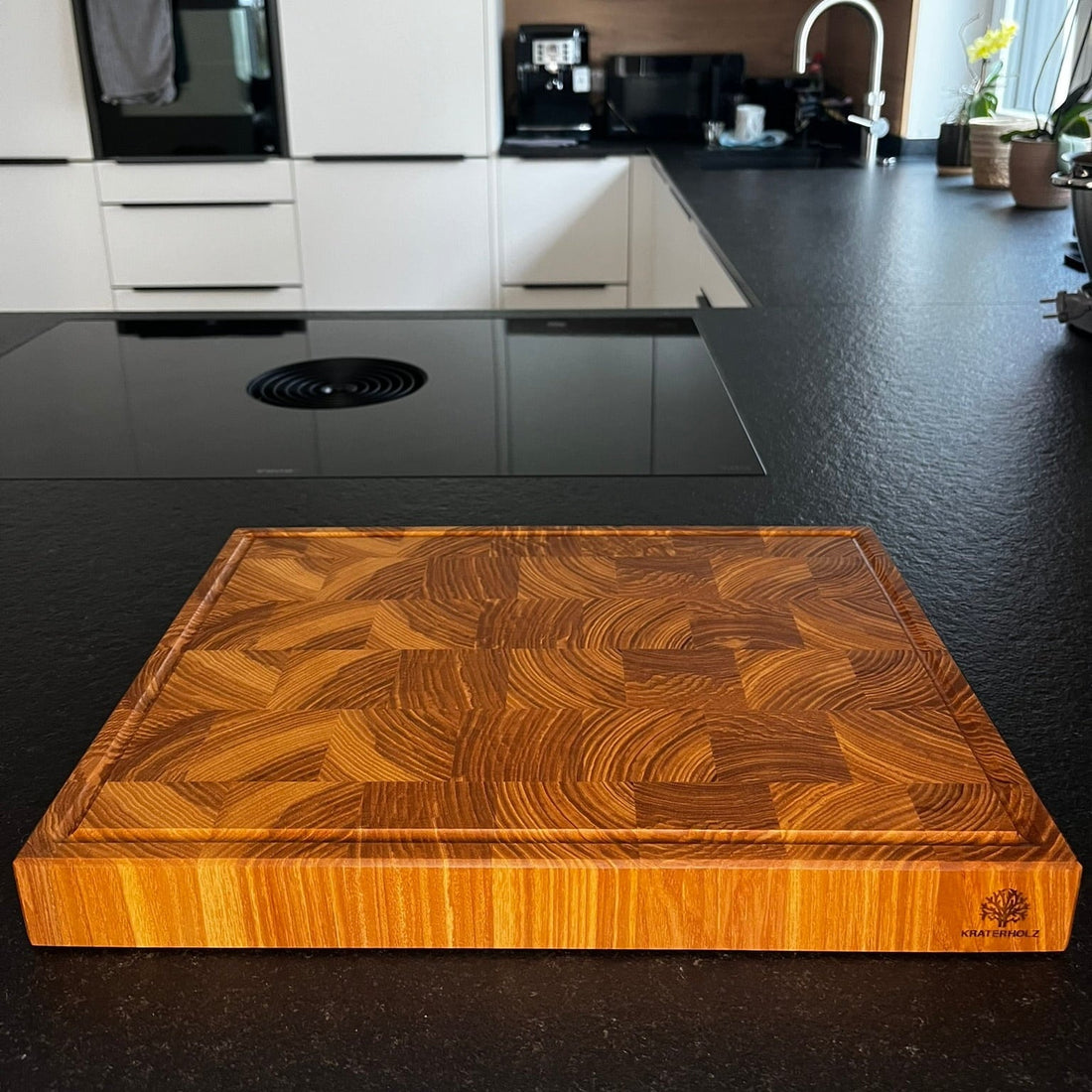 Stirnholz-Schneidebrett aus Esche mit Saftrille