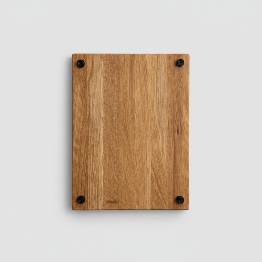 Schwarze Aluminiumfüße an einem Holz-Schneidebrett