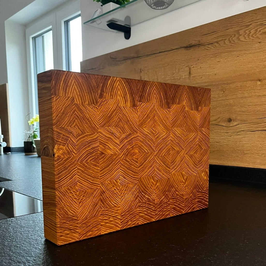 Massiver Hackblock aus Esche-Stirnholz