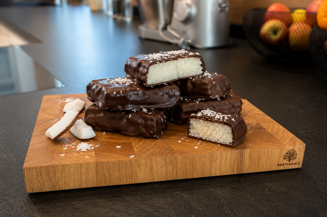 Kokos Riegel mit Kokos auf Schneidebrett in Küche 