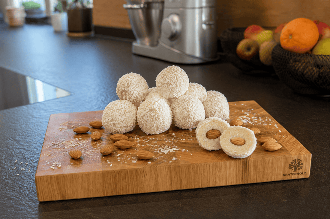 Cremige Kokos Pralinen mit Mandeln auf Schneidebrett