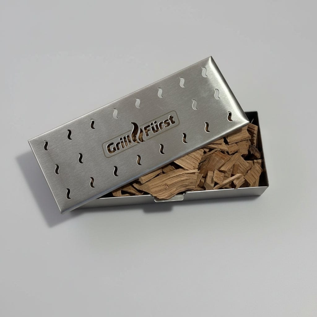 Geöffnete Edelstahl-Räucherbox mit Räucherspänen aus Eiche