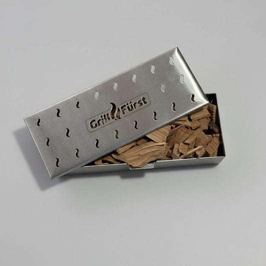 Geöffnete Edelstahl-Räucherbox mit Räucherspänen aus Eiche