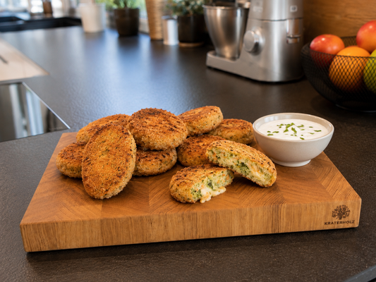 Gemüse Nuggets aus dem Ofen mit Dip auf Schneidebrett in Küche