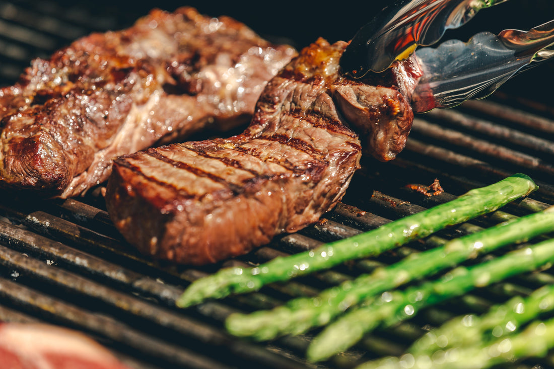Grill-Szene als Weihnachtsgeschenk-Inspiration für Grillfans