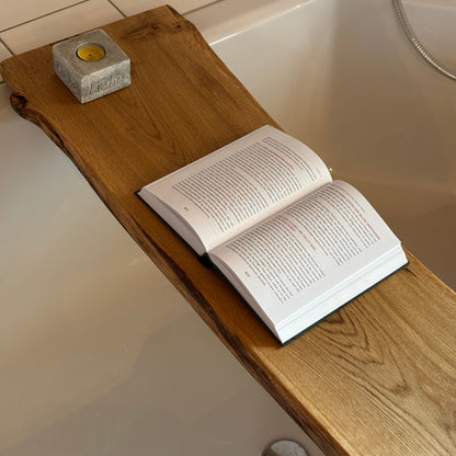 Badewannenbrett mit Kerze Buch auf leerer Badewanne