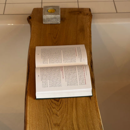 Badewannenbrett Eichenholz mit Kerze und Buch auf Badewanne