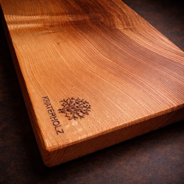Brotzeitbrett Eschenholz Detailansicht Kraterholz Logo