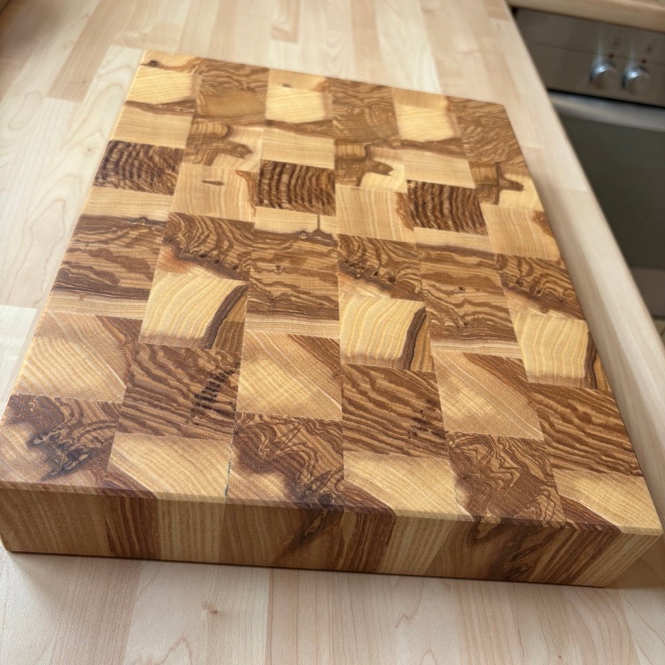 Hackblock Butcher Block Esche aus Holz auf Arbeitsplatte