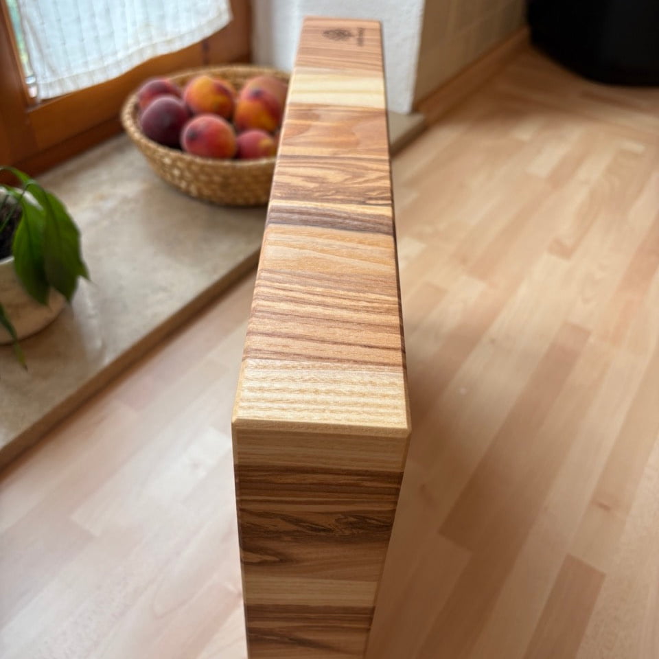 Hackblock Butcher Block Esche aus Holz auf Arbeitsplatte Seitenansicht