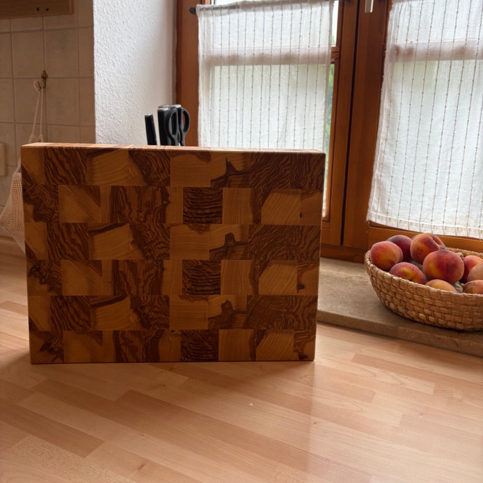 Hackblock Butcher Block Esche aus Holz auf Arbeitsplatte stehend