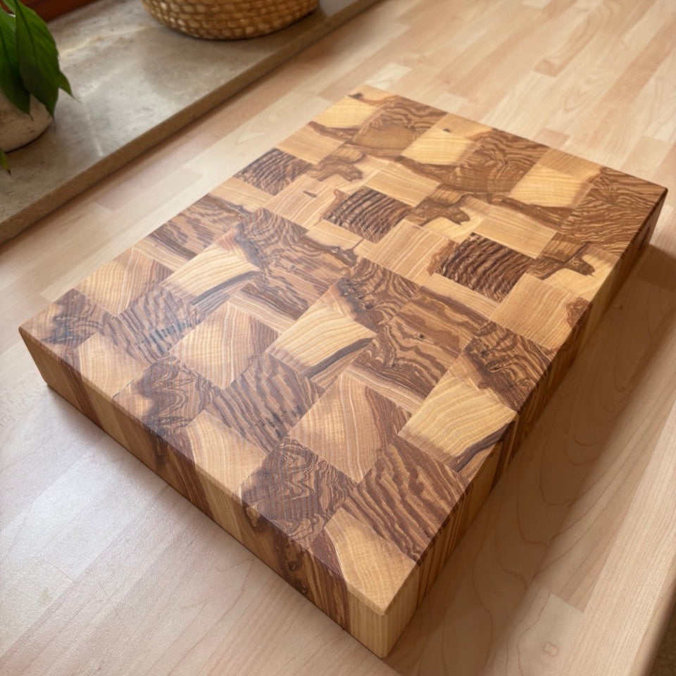 Hackblock Butcher Block Esche aus Holz auf Arbeitsplatte liegend seitlich