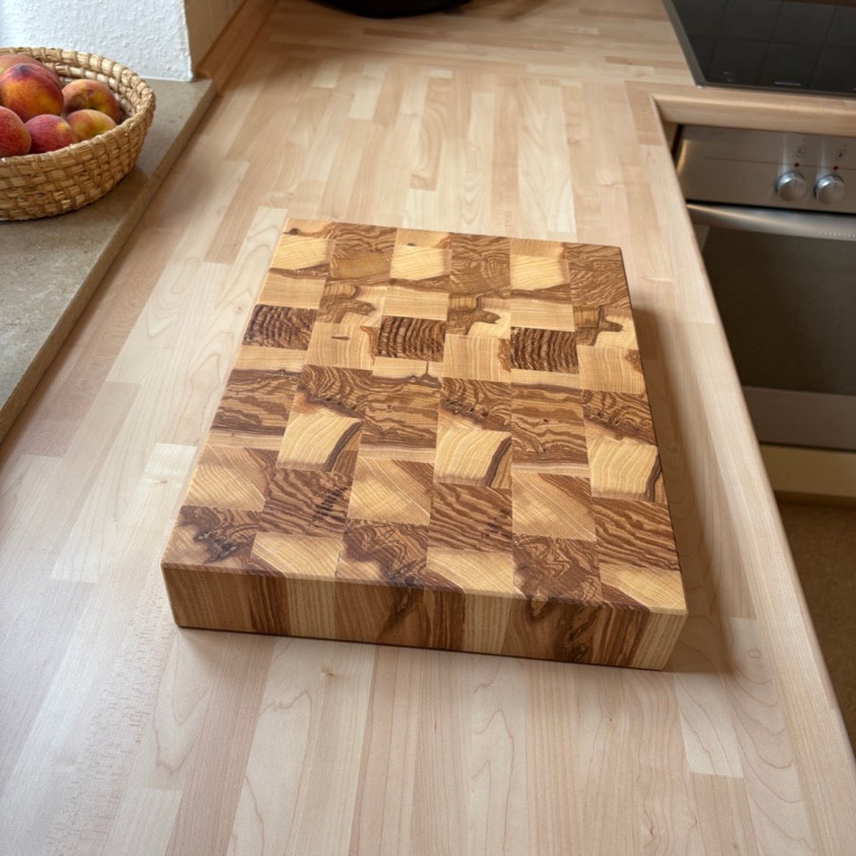Hackblock Butcher Block Esche aus Stirnholz auf Arbeitsplatte