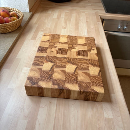 Hackblock Butcher Block Esche aus Stirnholz auf Arbeitsplatte