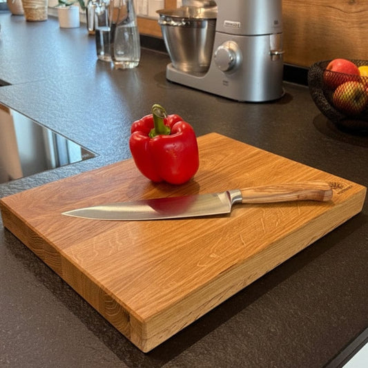 Eiche Schneidebrett Längsholz mit Messer und Paprika darauf
