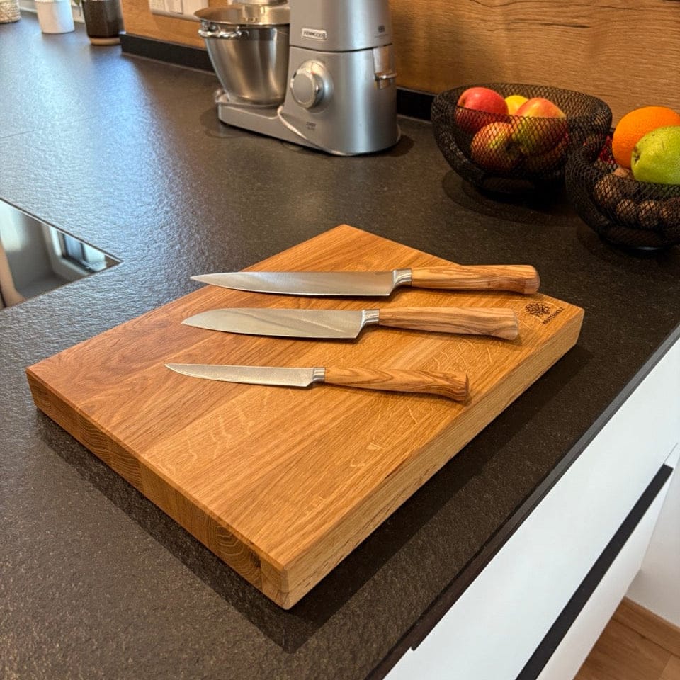 Eiche Schneidebrett Längsholz mit Messerset darauf