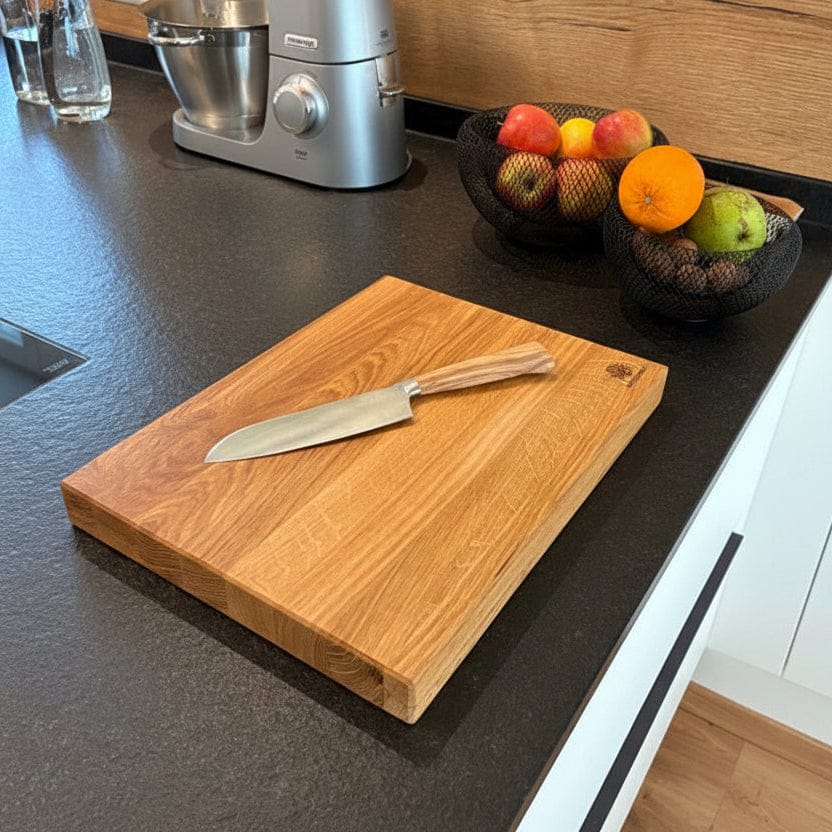 Eiche Schneidebrett Längsholz mit Santokumesser in Küche