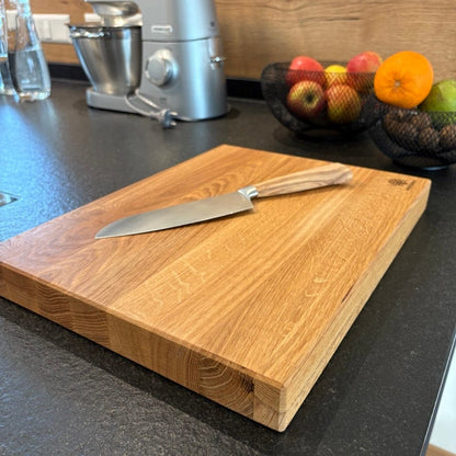 Eiche Schneidebrett Längsholz Santokumesser in moderner Küche