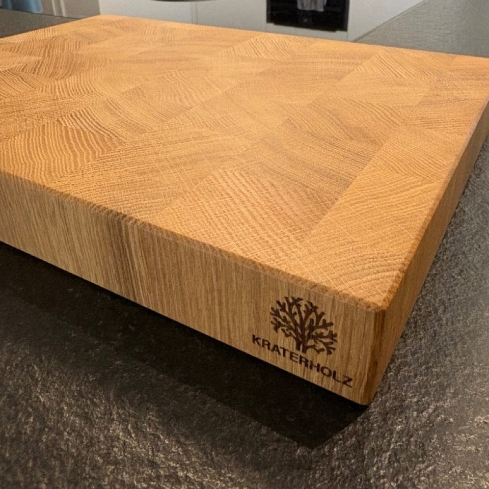 Eiche Sitrnholz Schneidebrett Detailansicht Faserung Logo