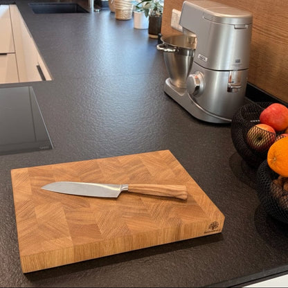 Eichenholz Schneidebrett Stirnholz mit Santoku messer in moderner Küche