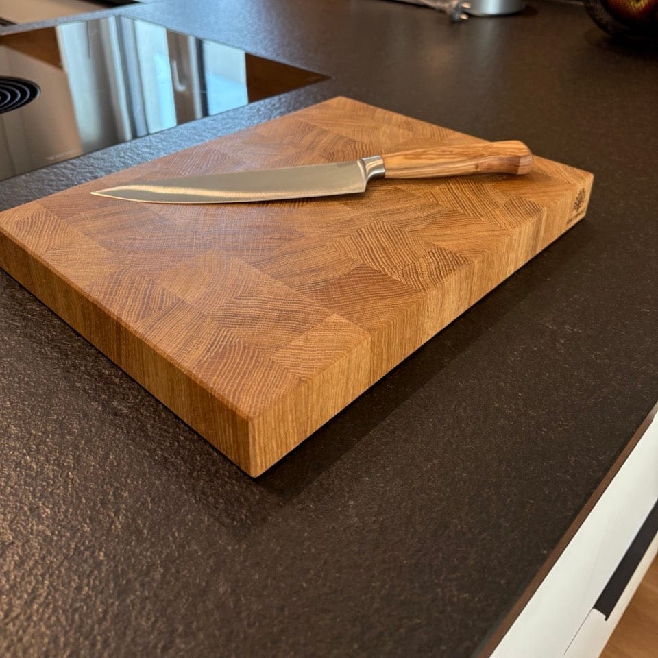 Schneidebrett Stirnholz Eiche mit Küchenmesser