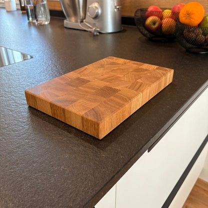 Stirnholz Schneidebrett in moderner Küche mit Schach Muster