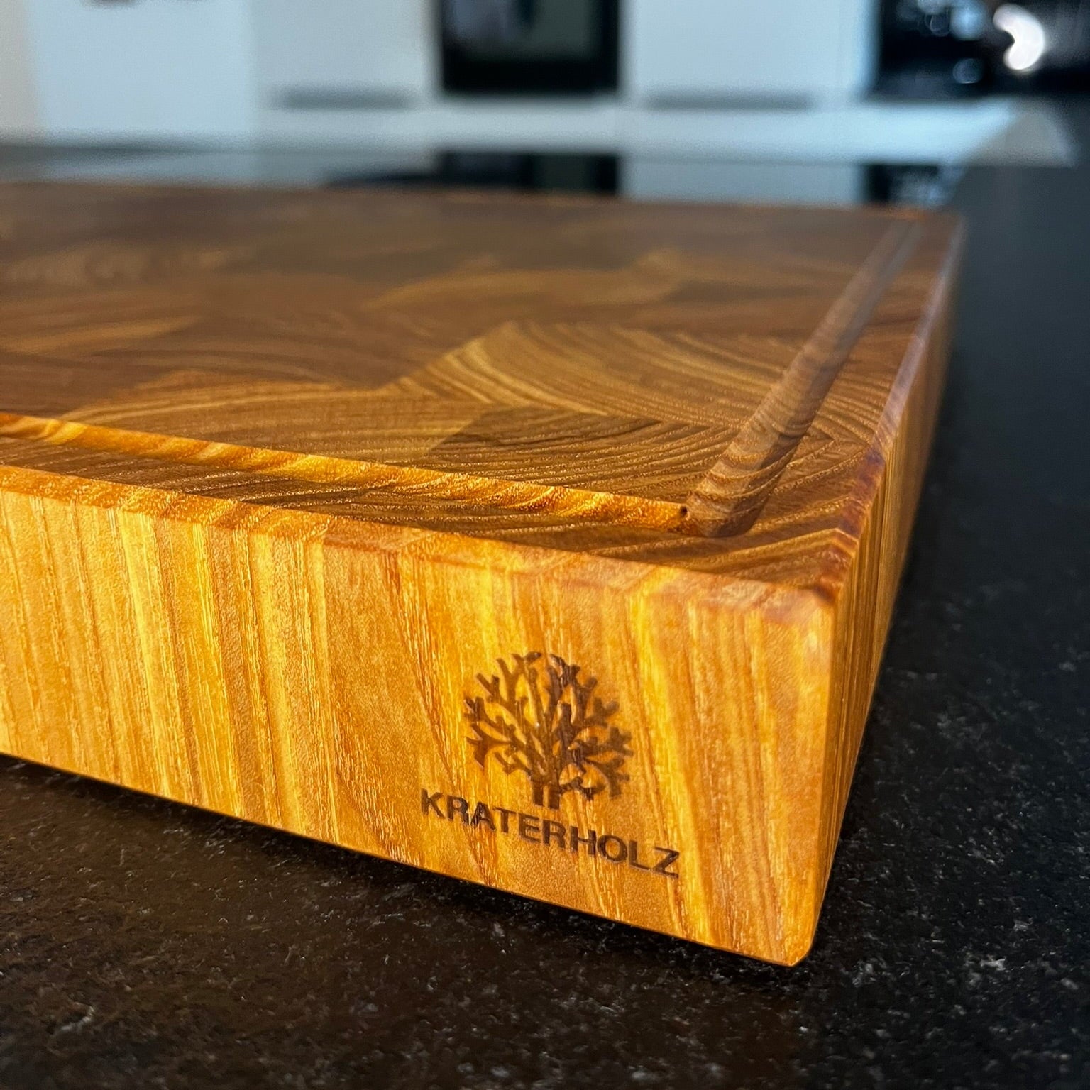 Esche Stirnholz Schneidebrett mit Saftrille Logo Detailansicht