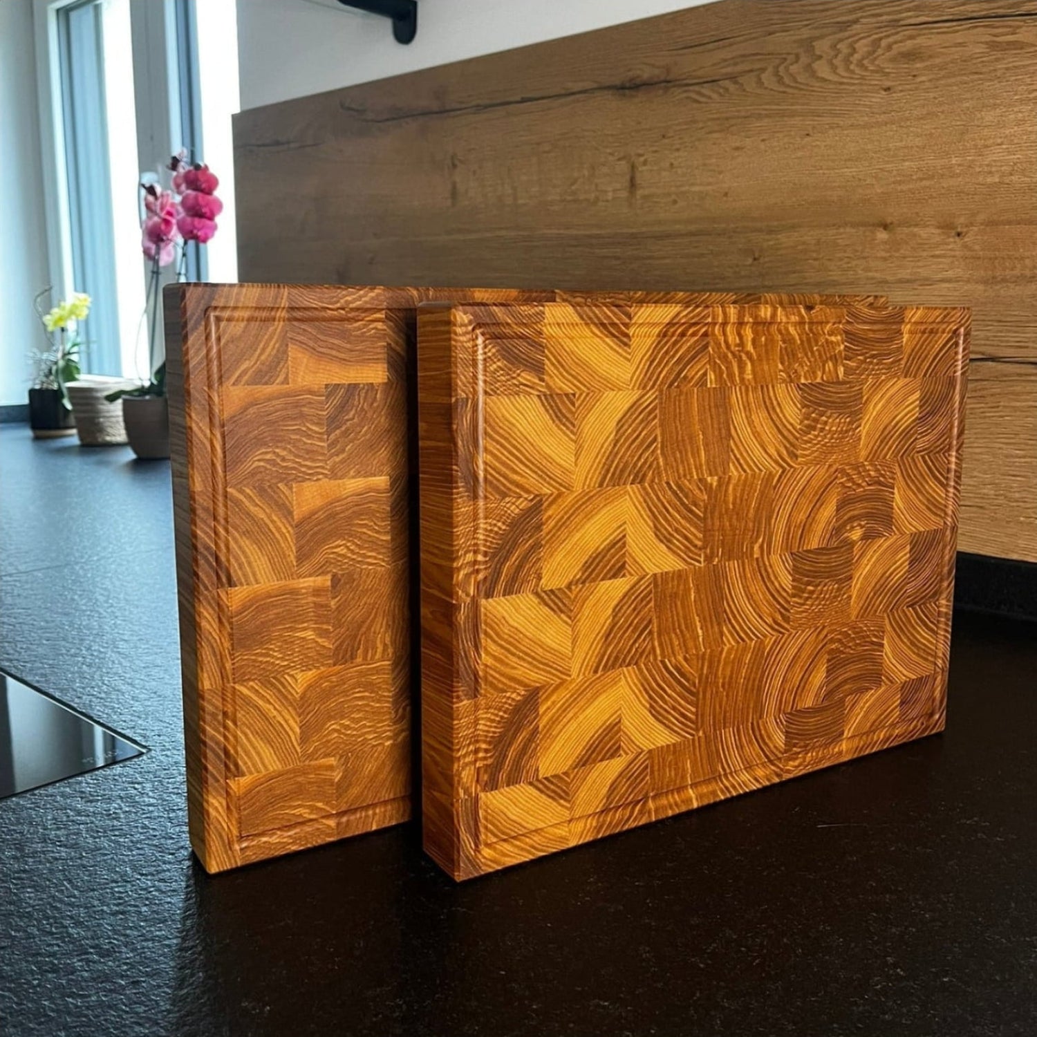 Esche Stirnholz Schneidebrett stehend mit Saftrille