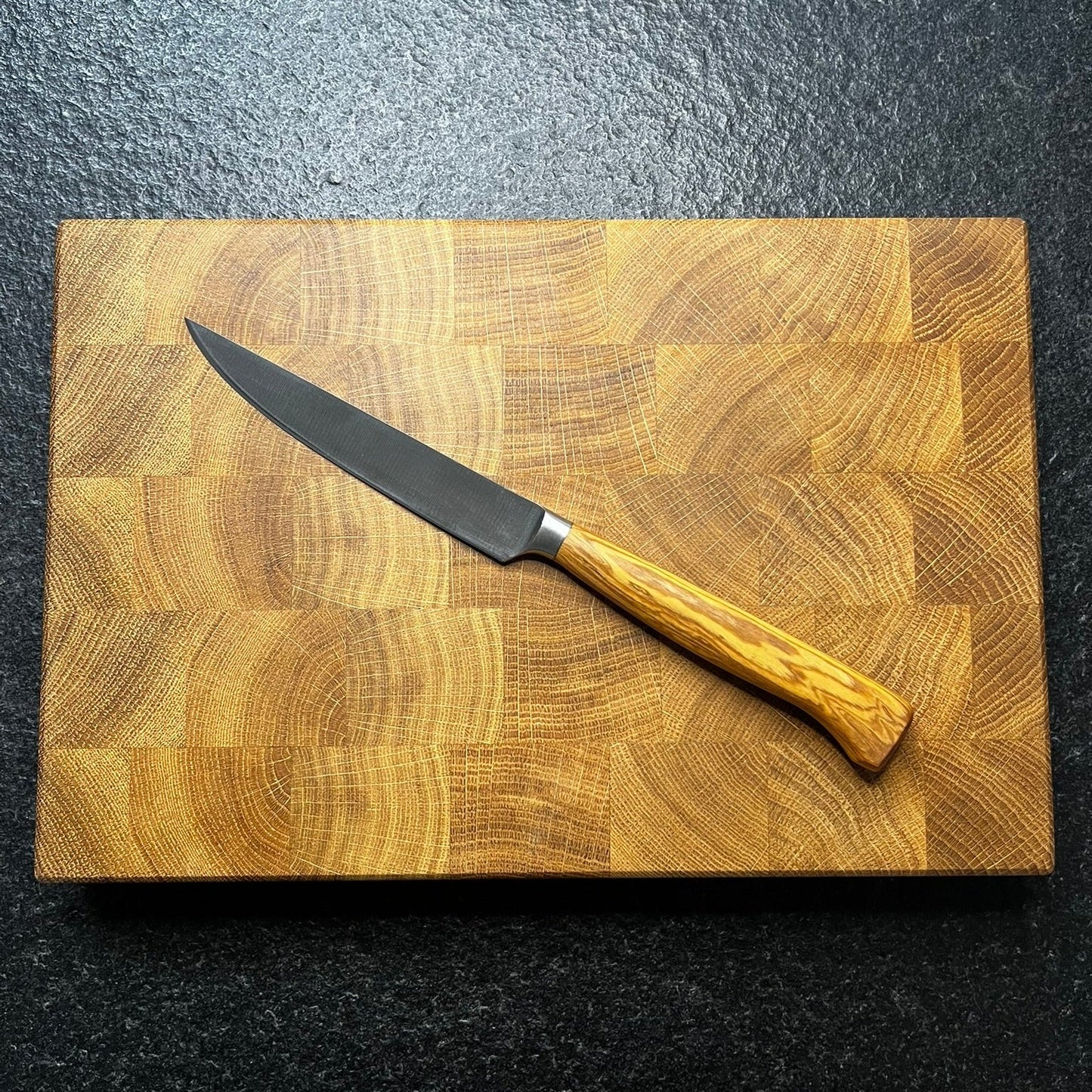 Stirnholzbrett Eiche + Steakmesser Olivenholz oben