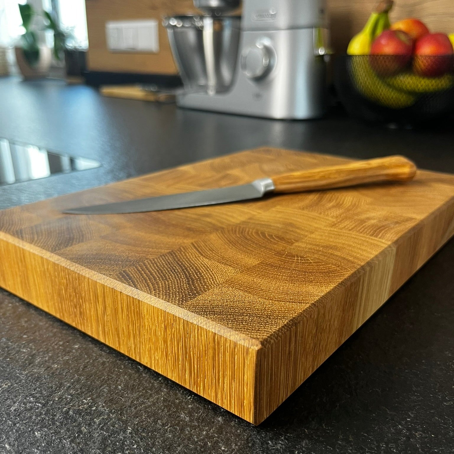 Schneidebrett Stirnholz Eiche + Steakmesser seitlich