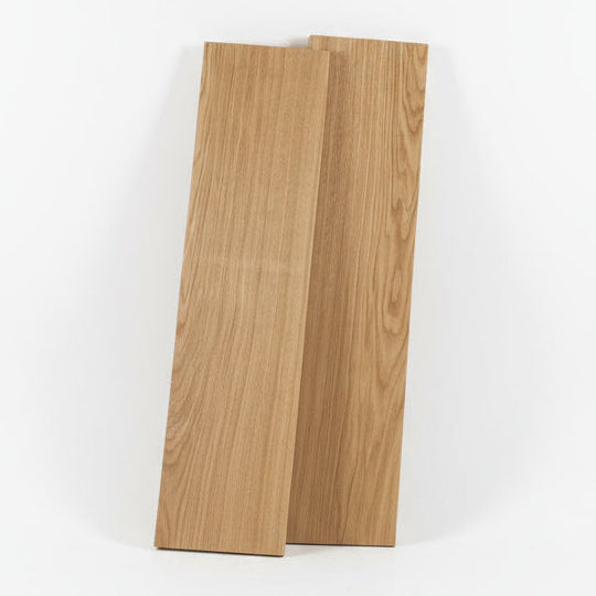 Zwei Holzbohlen vor weißen Hintergrund