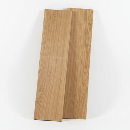 Zwei Holzbohlen vor weißen Hintergrund