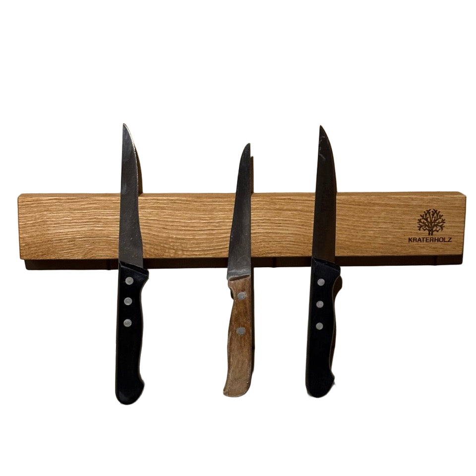 Messerleiste mit Messer in Küche