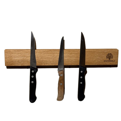 Messerleiste mit Messer in Küche