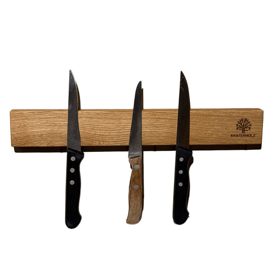 Messerleiste mit Messer in Küche