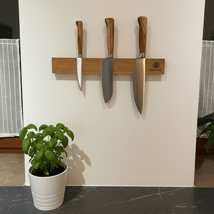 Messerleiste Eiche Magnetisch in Küche mit drei Messern