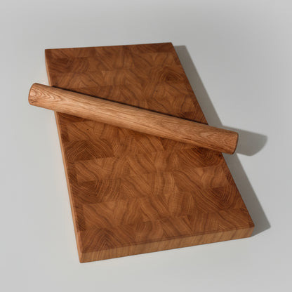 Nudelholz Teigroller Eichenholz auf Schneidebrett in Küche