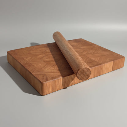 Nudelholz Nahansicht auf Schneidebrett