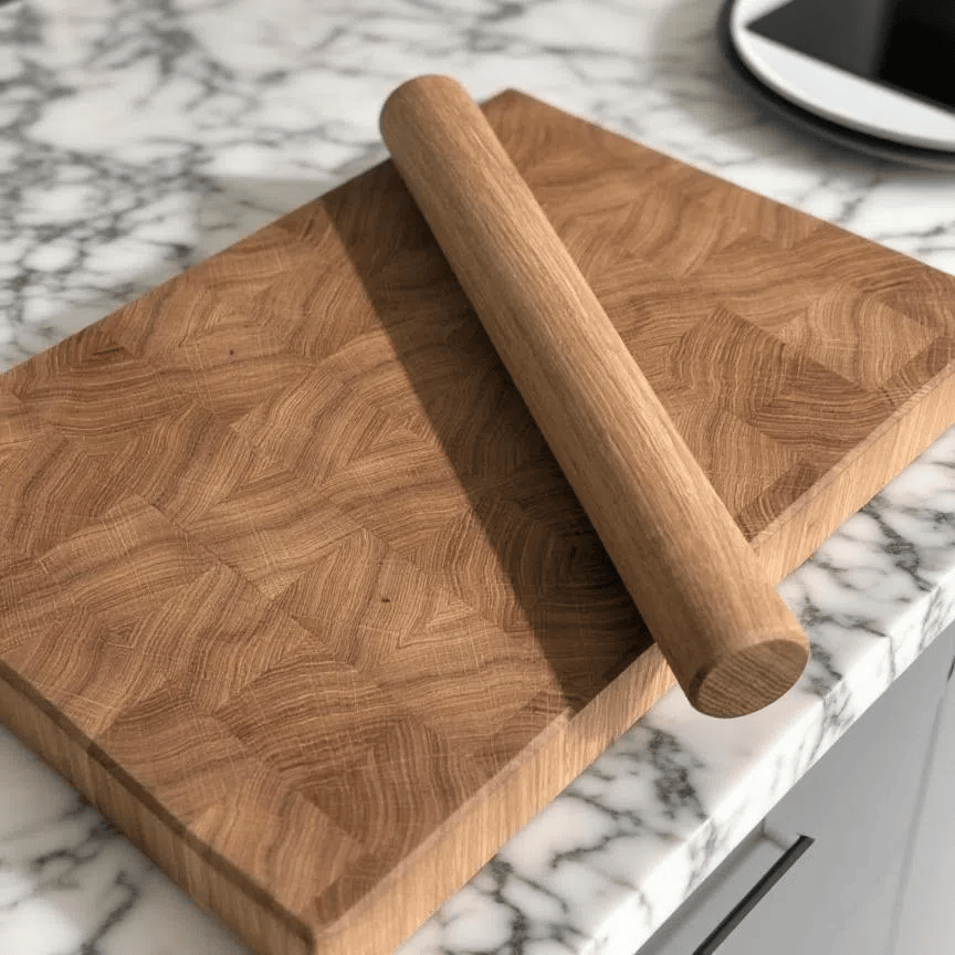 Nudelholz auf Schneidebrett in Küche