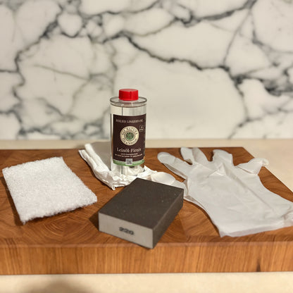 Oli Natura Pflegeset Leinölfirnis Handschuhe Schleifschwamm auf Schneidebrett