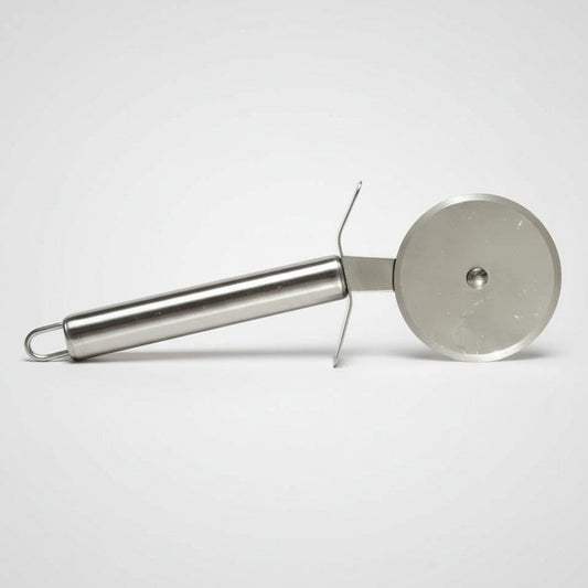 Pizzschneider Frontansicht vor weißem Hintergrund